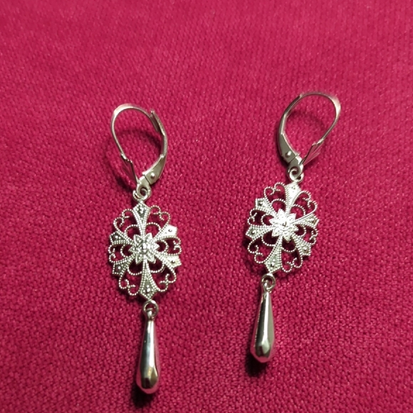Jewelry - Elegant 14k White Gold Dangle Earrings